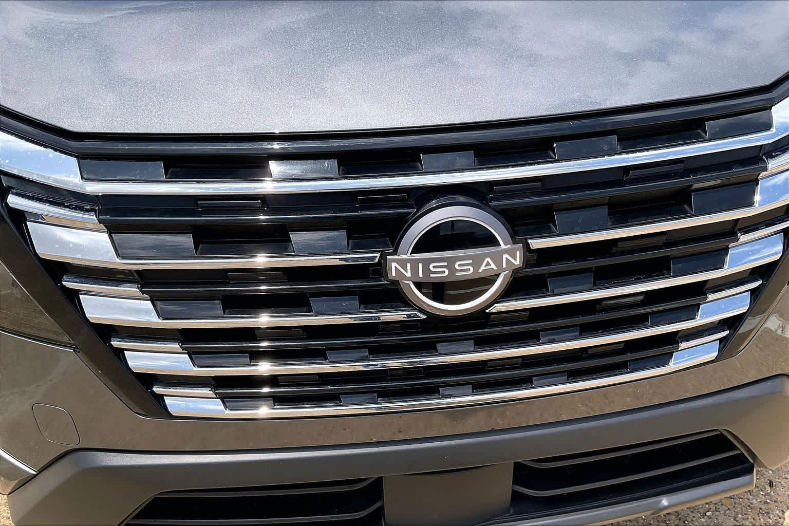 Used 2025 Nissan Rogue SV FWD image 30