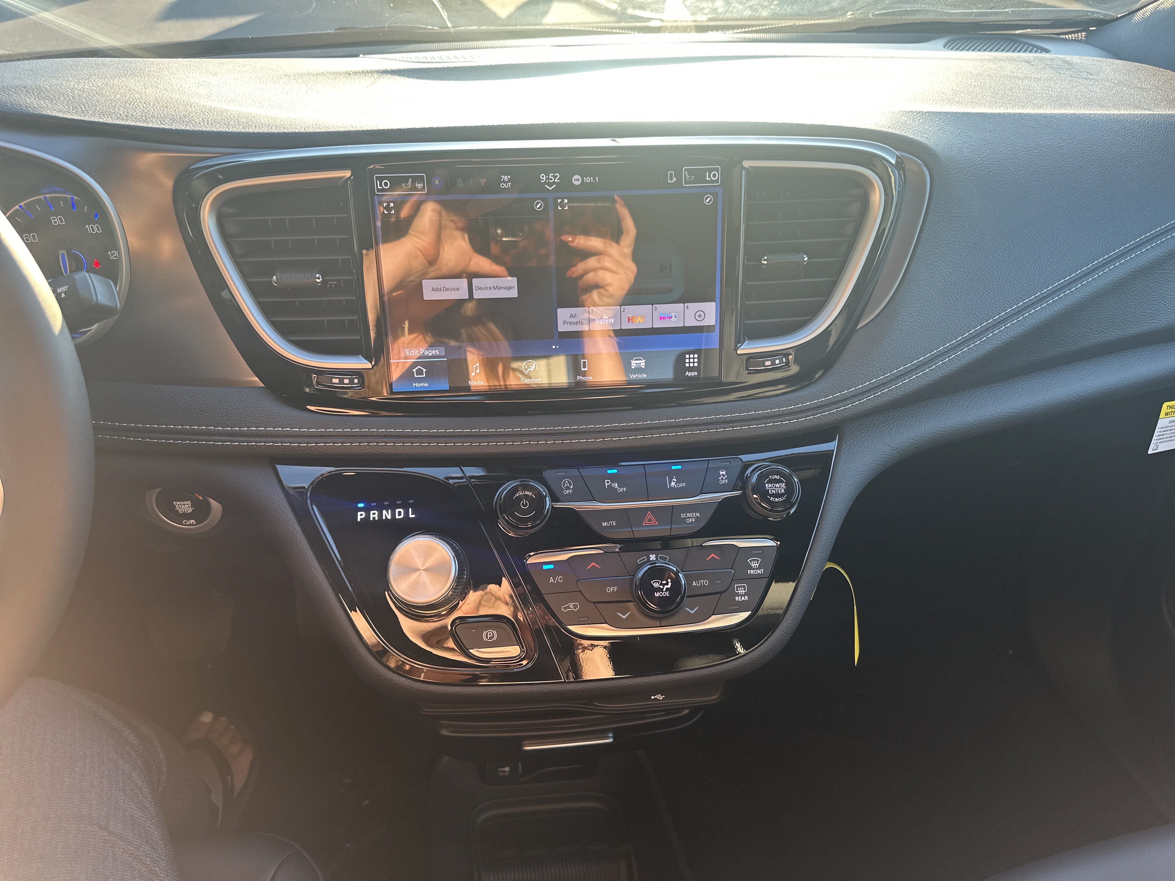 New 2026 Chrysler Pacifica Select FWD image 25