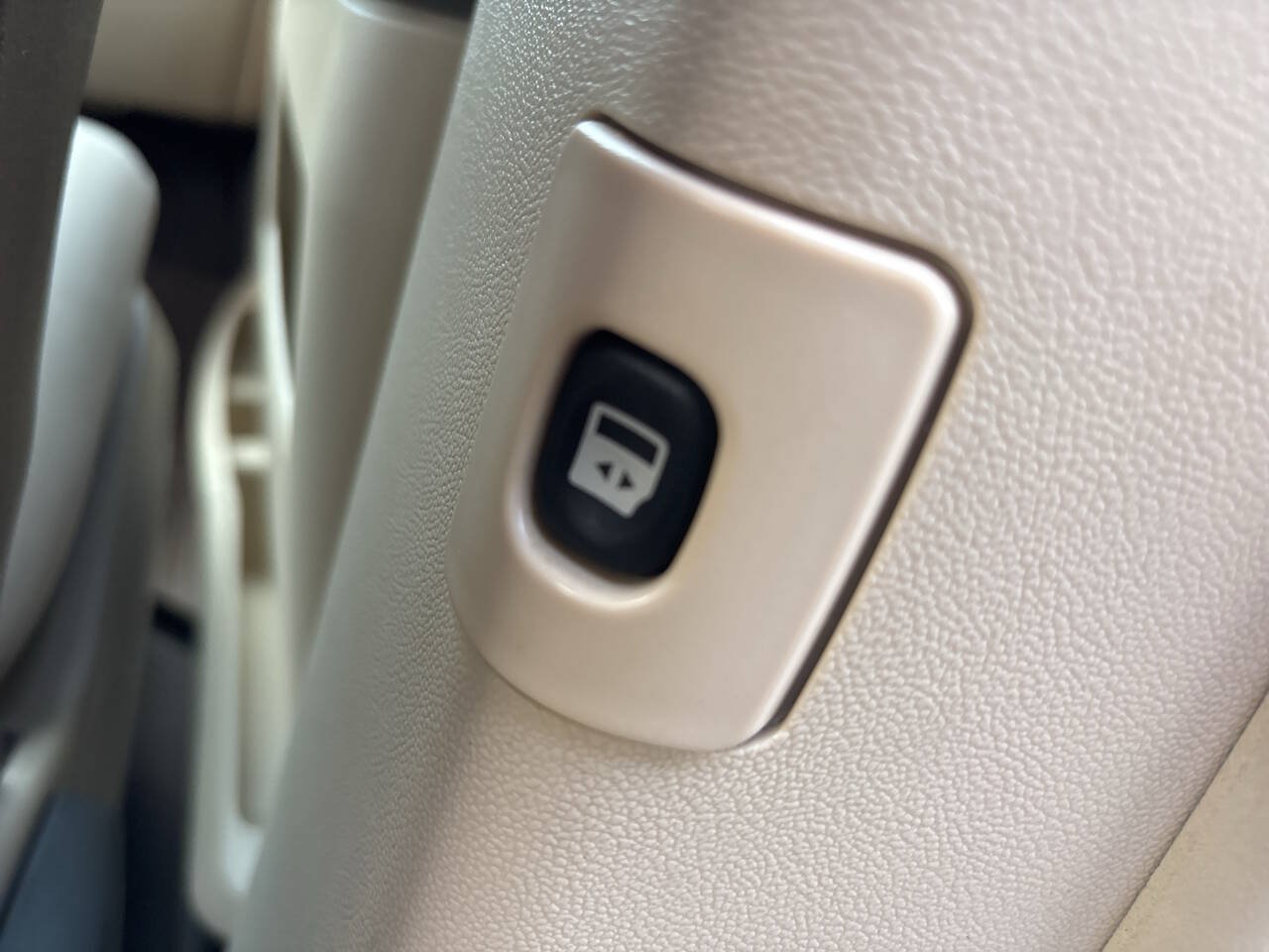 Used 2010 Chrysler Town & Country Touring w/ Entertainment Group #2 FWD image 17