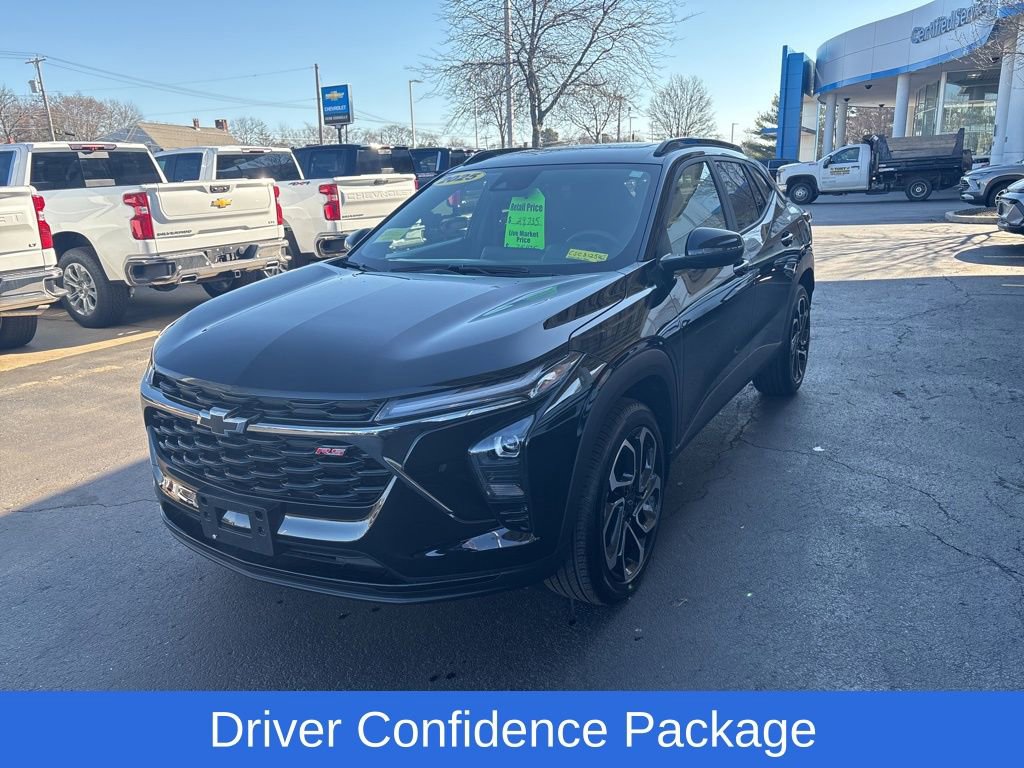 Used 2025 Chevrolet Trax RS w/ Sunroof Package image 2