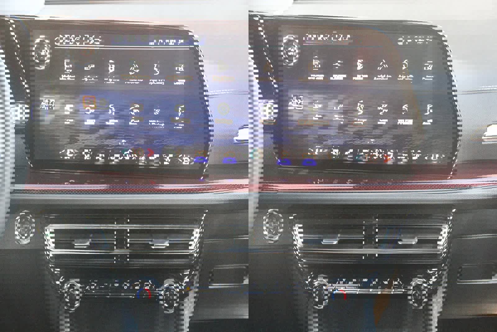 Used 2025 Chevrolet Traverse Z71 image 13