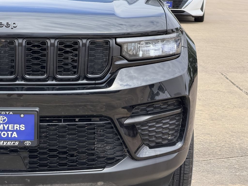 Used 2025 Jeep Grand Cherokee Altitude AWD/4WD image 4