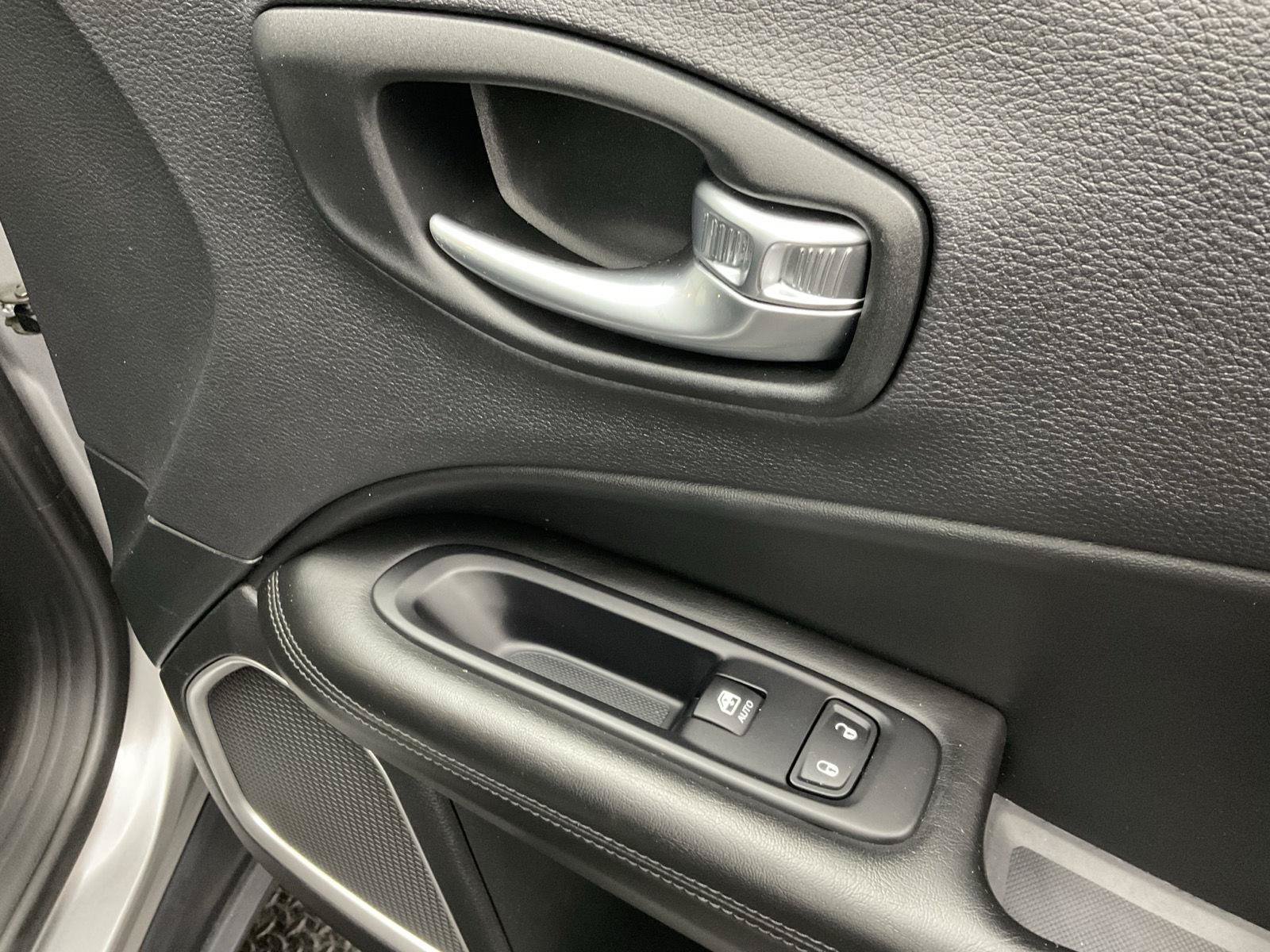 Used 2019 Jeep Compass Latitude FWD image 22