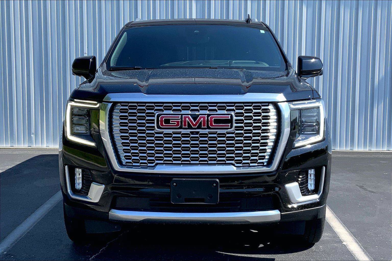 Used 2023 GMC Yukon XL Denali w/ Denali Reserve Package AWD/4WD image 3