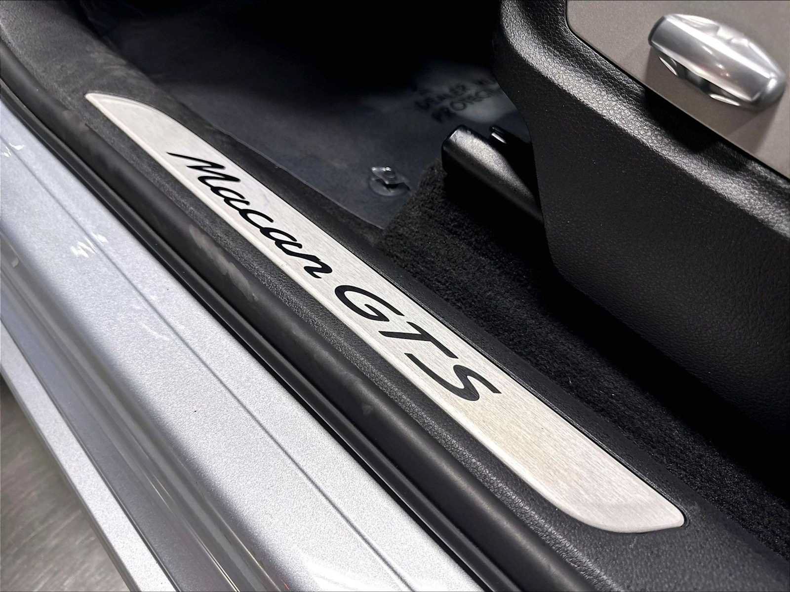 Used 2017 Porsche Macan GTS AWD/4WD image 40