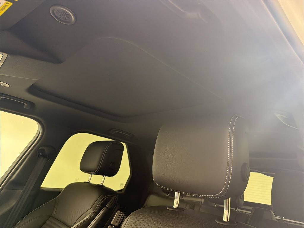 Used 2025 Land Rover Discovery S image 19