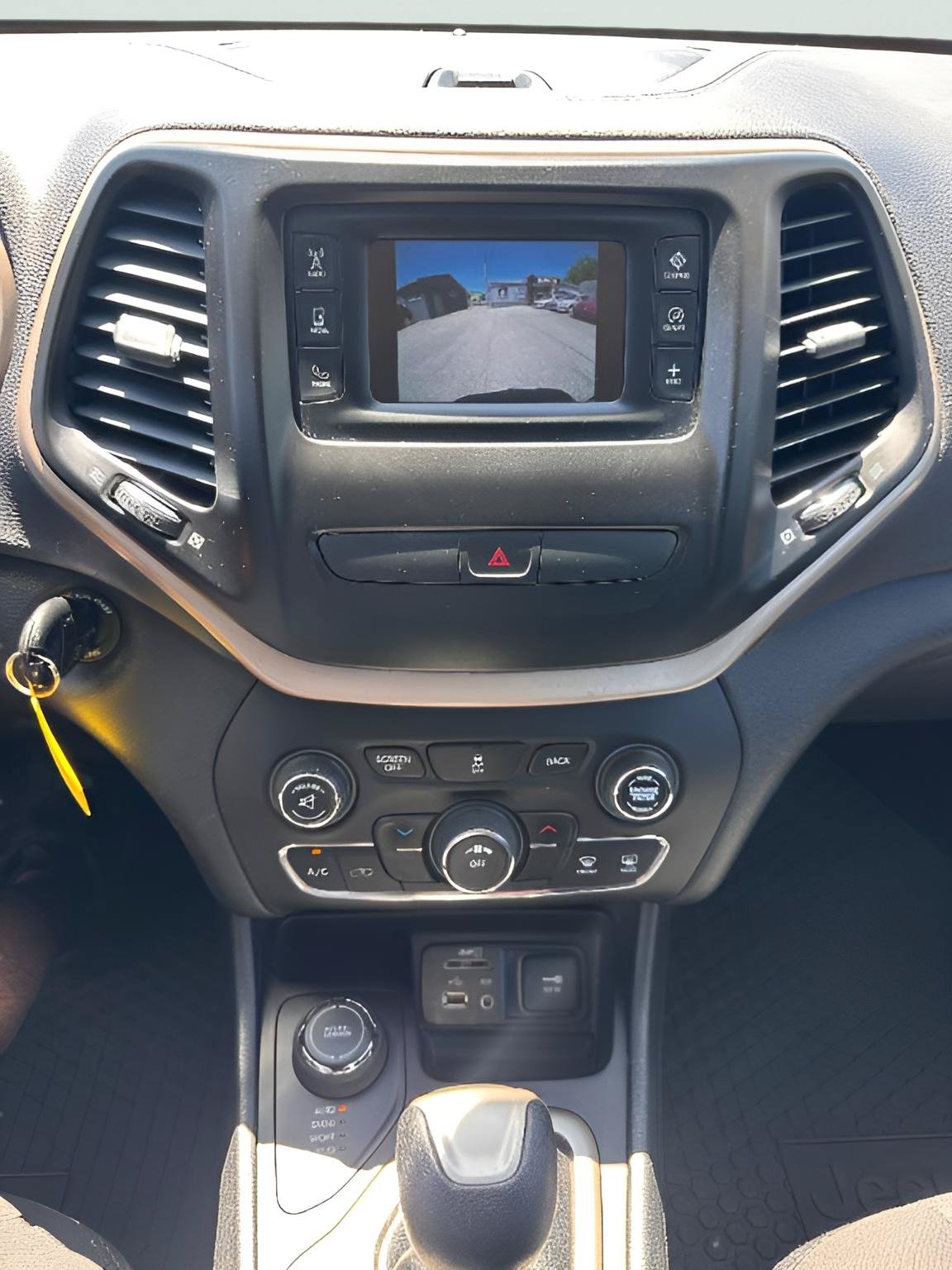 Used 2018 Jeep Cherokee Latitude w/ Cold Weather Group AWD/4WD image 13