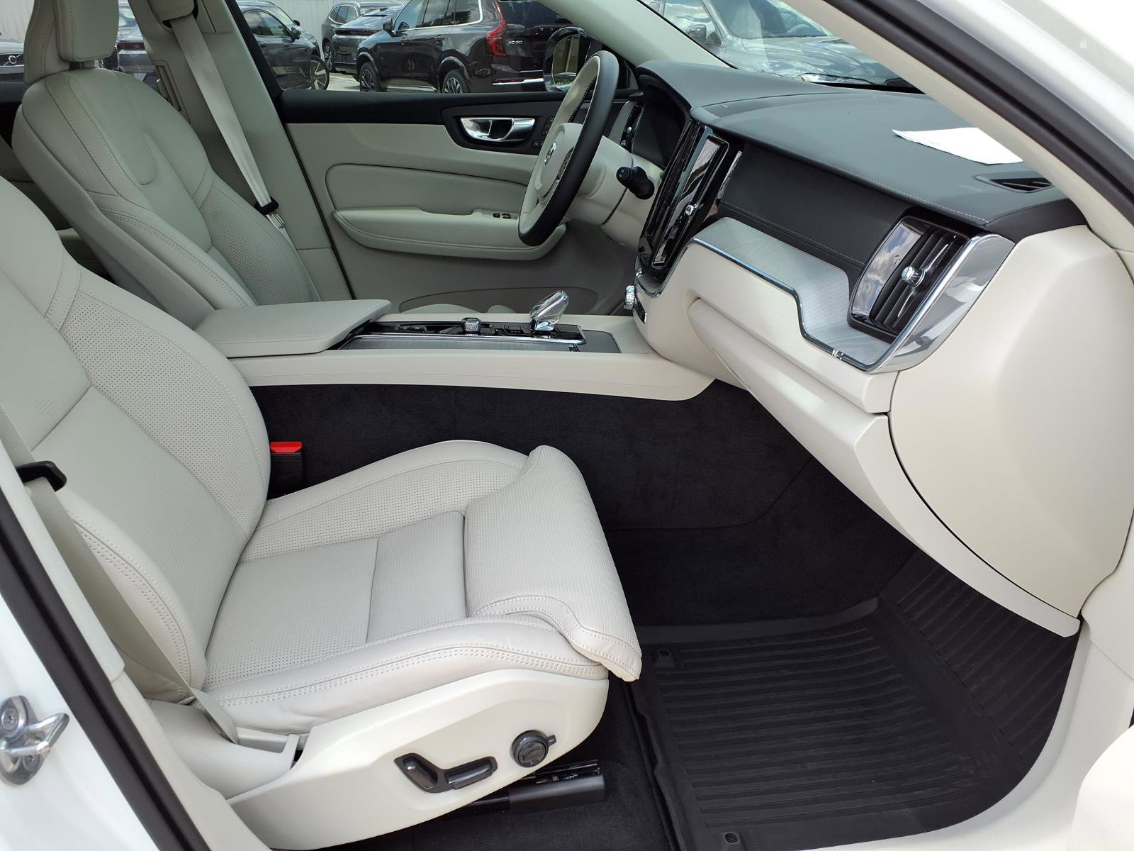 Certified 2025 Volvo XC60 B5 Ultra w/ Protection Package Premier AWD/4WD image 11