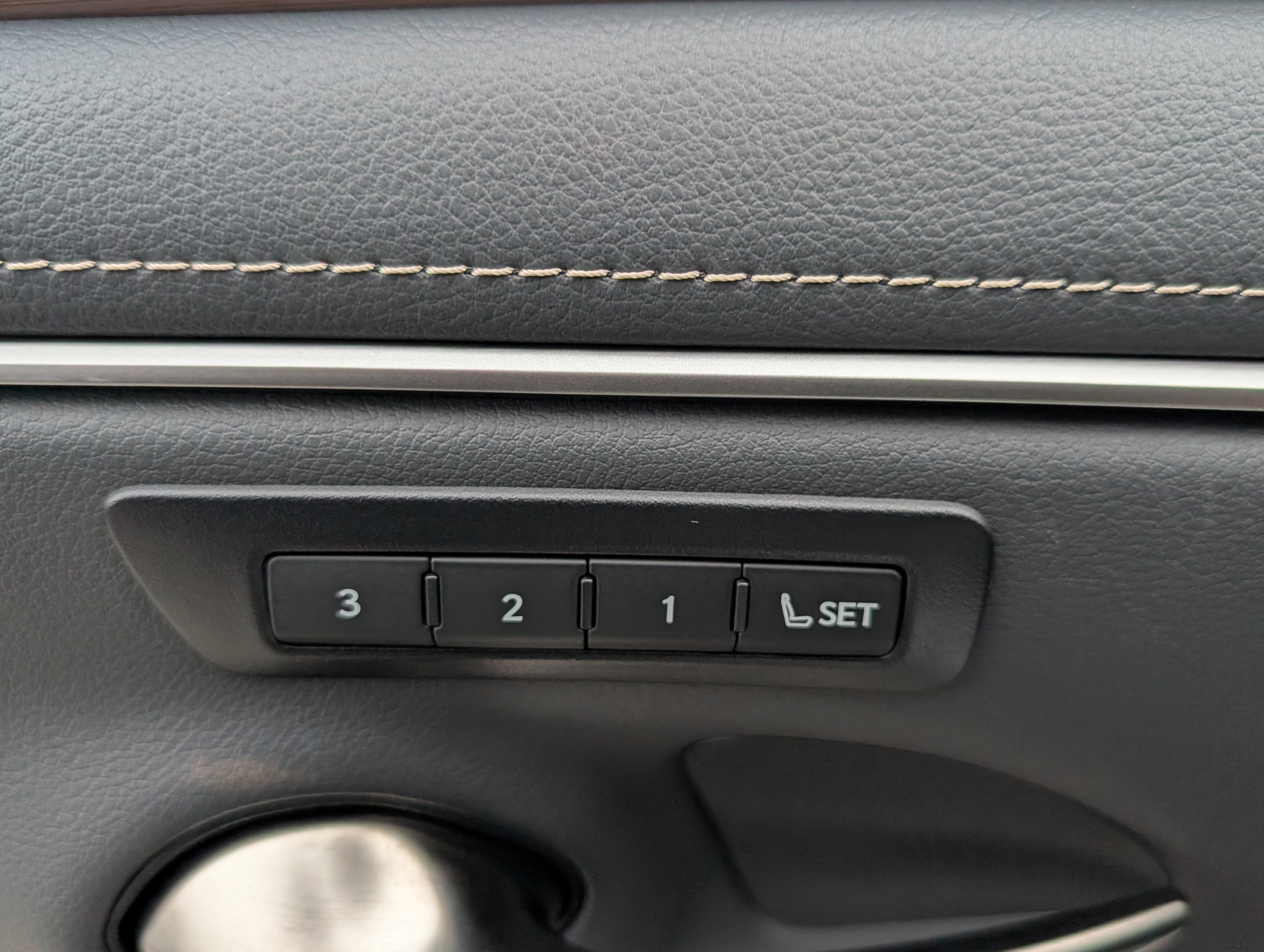 Certified 2025 Lexus ES 300h w/ Premium Package image 20