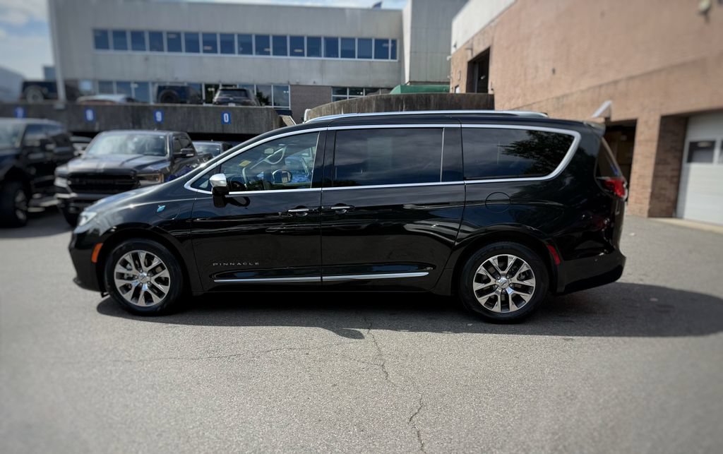 Used 2023 Chrysler Pacifica Pinnacle FWD image 16