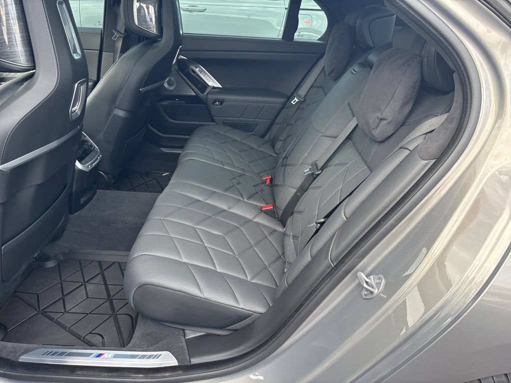 Used 2023 BMW 760i xDrive w/ Luxury Rear Seating Package AWD/4WD image 9