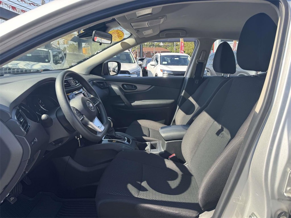 Used 2020 Nissan Rogue Sport S image 15