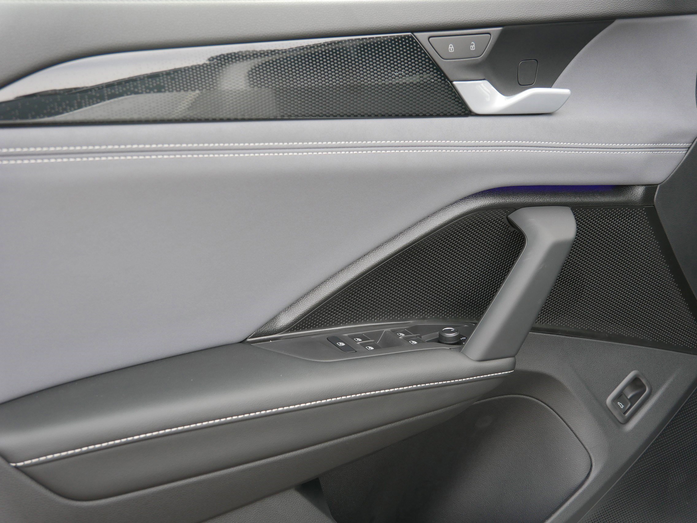 New 2025 Volkswagen Tiguan SE R-Line image 4