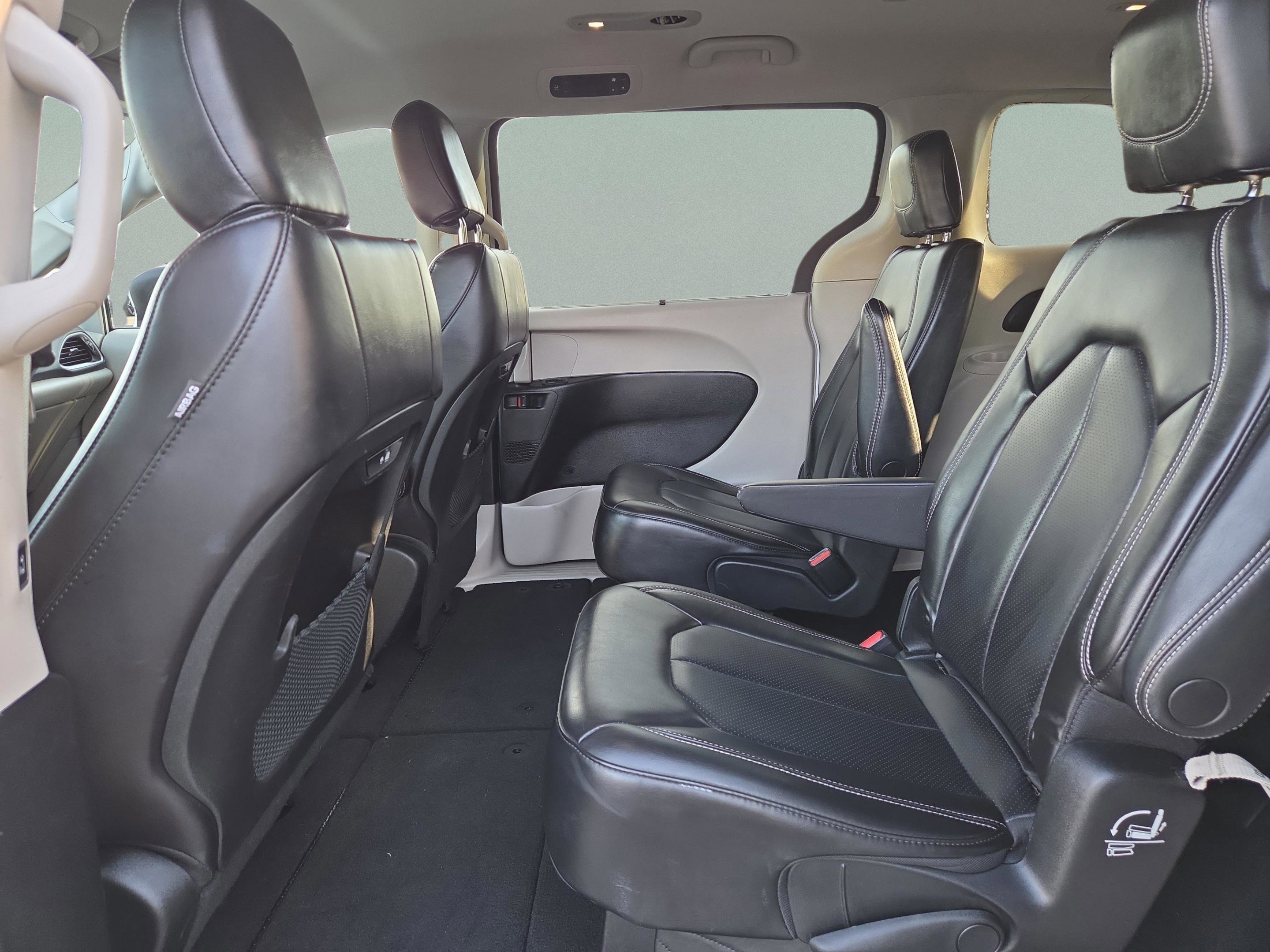 Used 2023 Chrysler Pacifica Touring-L image 28