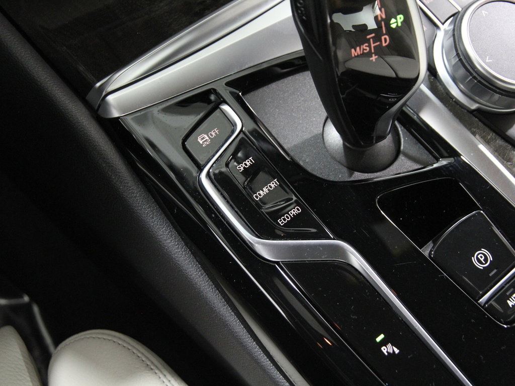 Certified 2022 BMW 530i xDrive w/ Convenience Package image 16