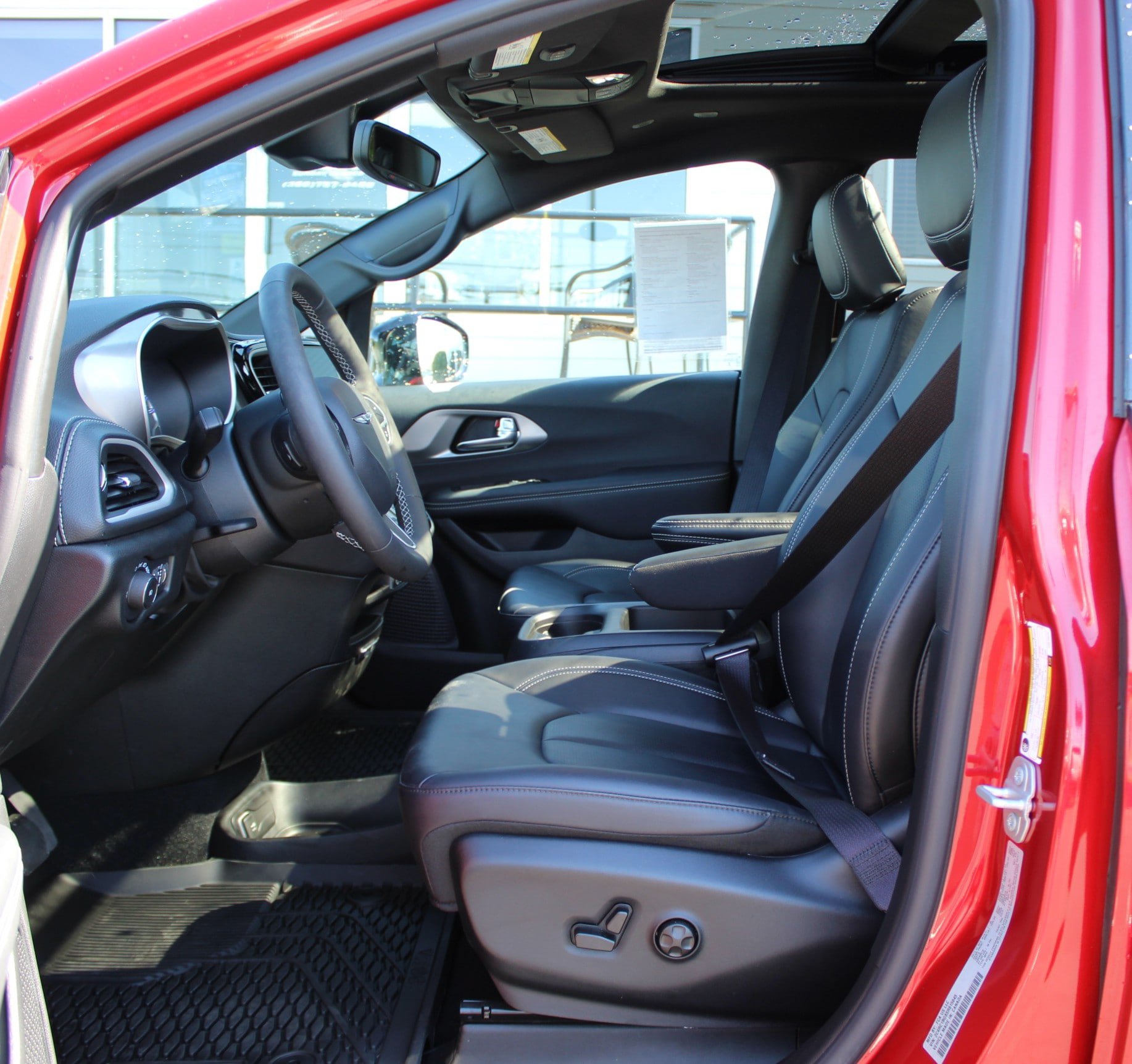 Used 2025 Chrysler Pacifica Select w/ Fav Edition Package FWD image 19