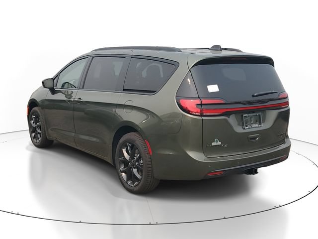 New 2027 Chrysler Pacifica Limited w/ Family Tech Group AWD/4WD image 3