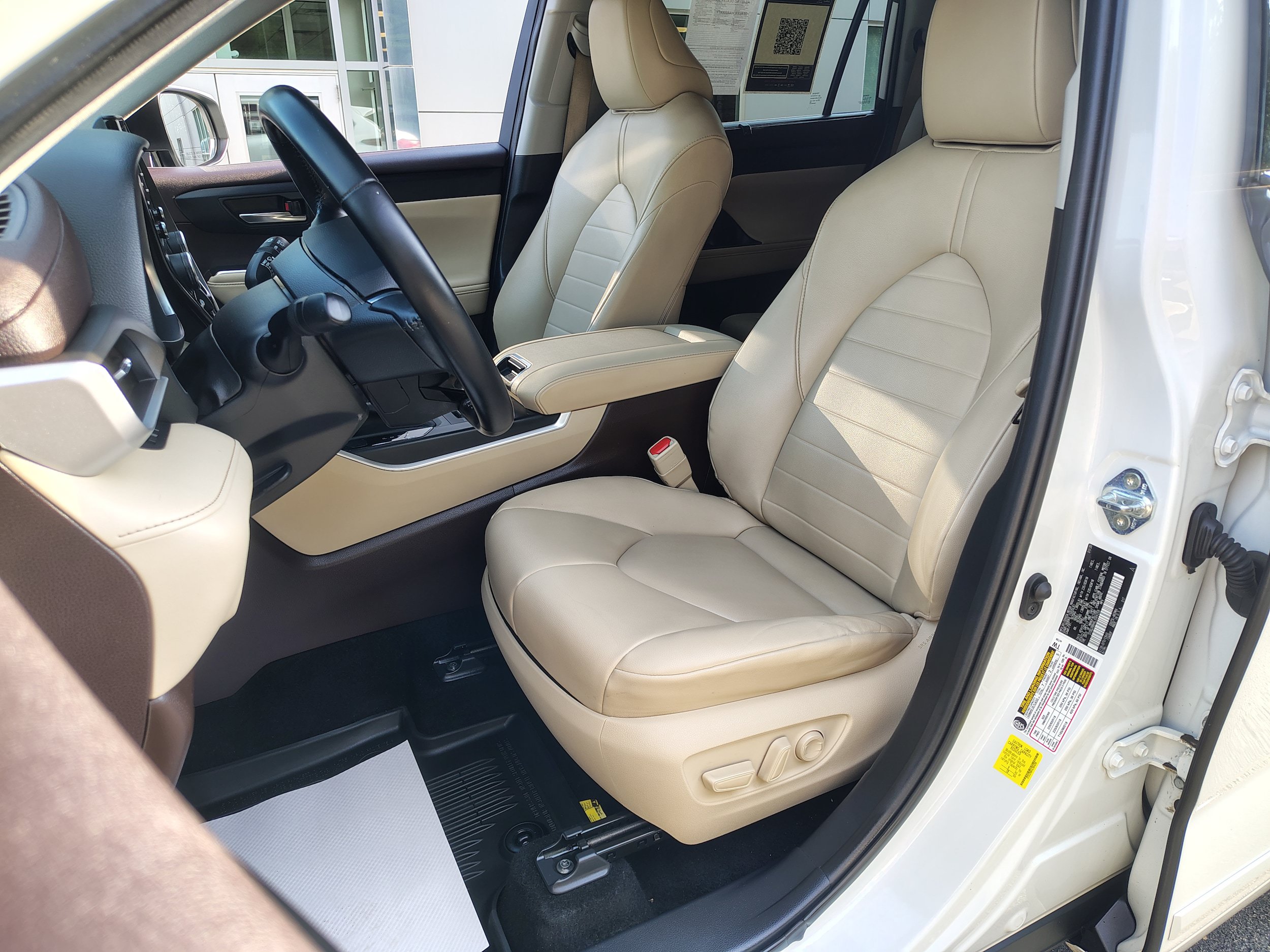 Used 2020 Toyota Highlander XLE AWD/4WD image 16
