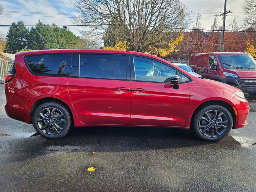 New 2026 Chrysler Pacifica Select image 8
