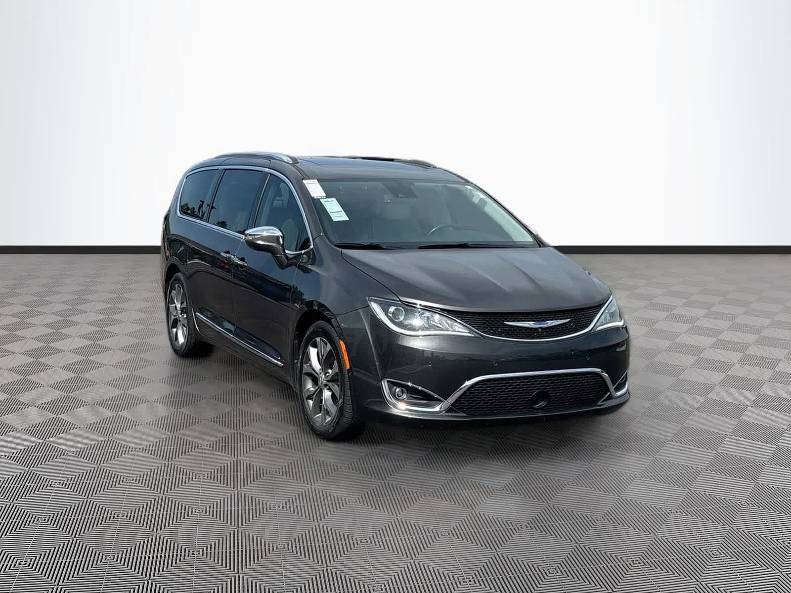 Used 2019 Chrysler Pacifica Limited w/ Tire & Wheel Group FWD image 3