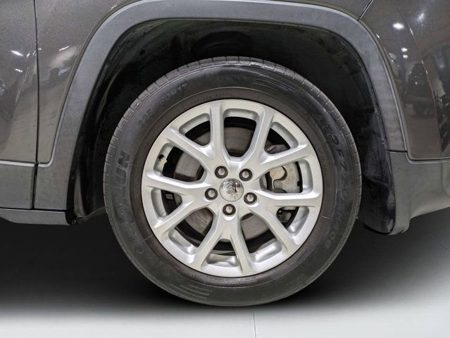 Used 2018 Jeep Cherokee Latitude Plus w/ Comfort/Convenience Group FWD image 10