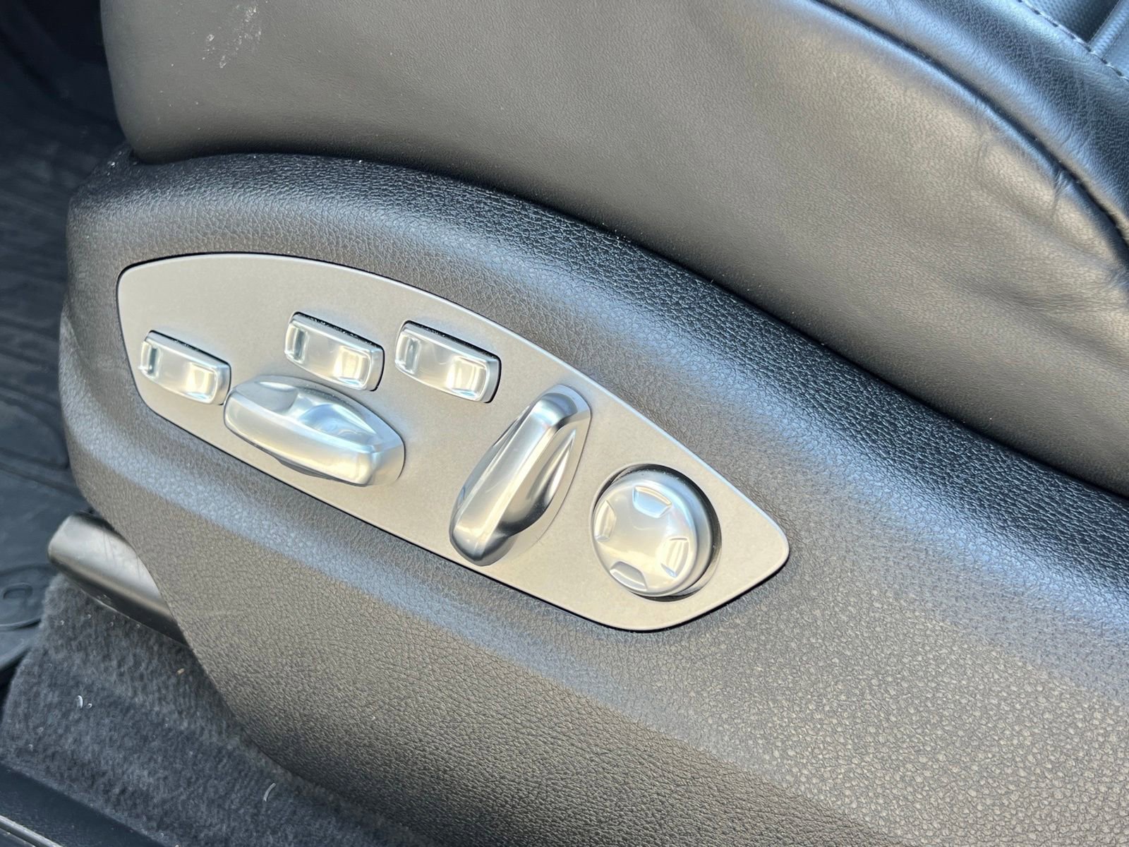 Certified 2025 Porsche Macan AWD/4WD image 37