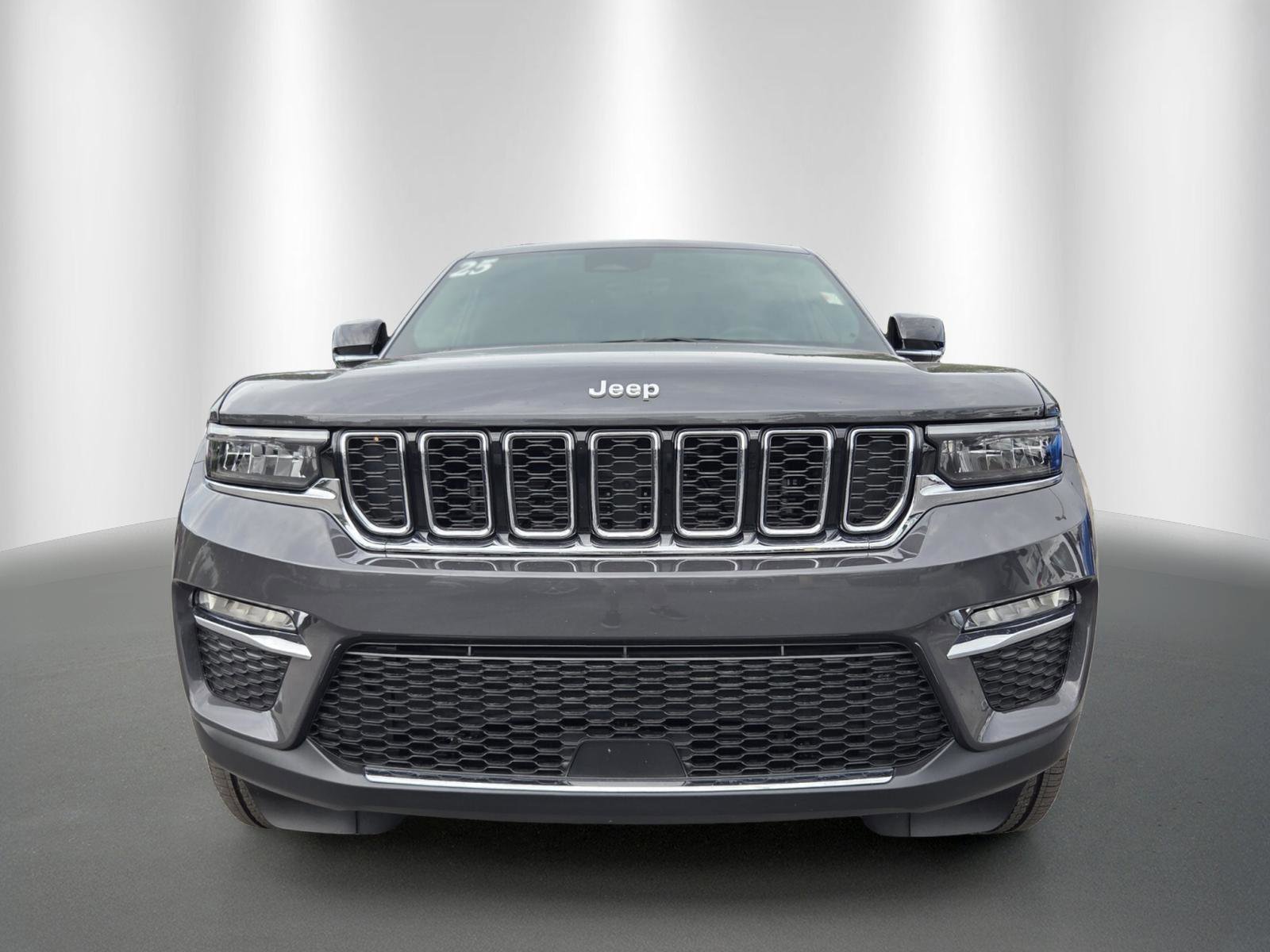 Used 2025 Jeep Grand Cherokee Limited AWD/4WD image 2