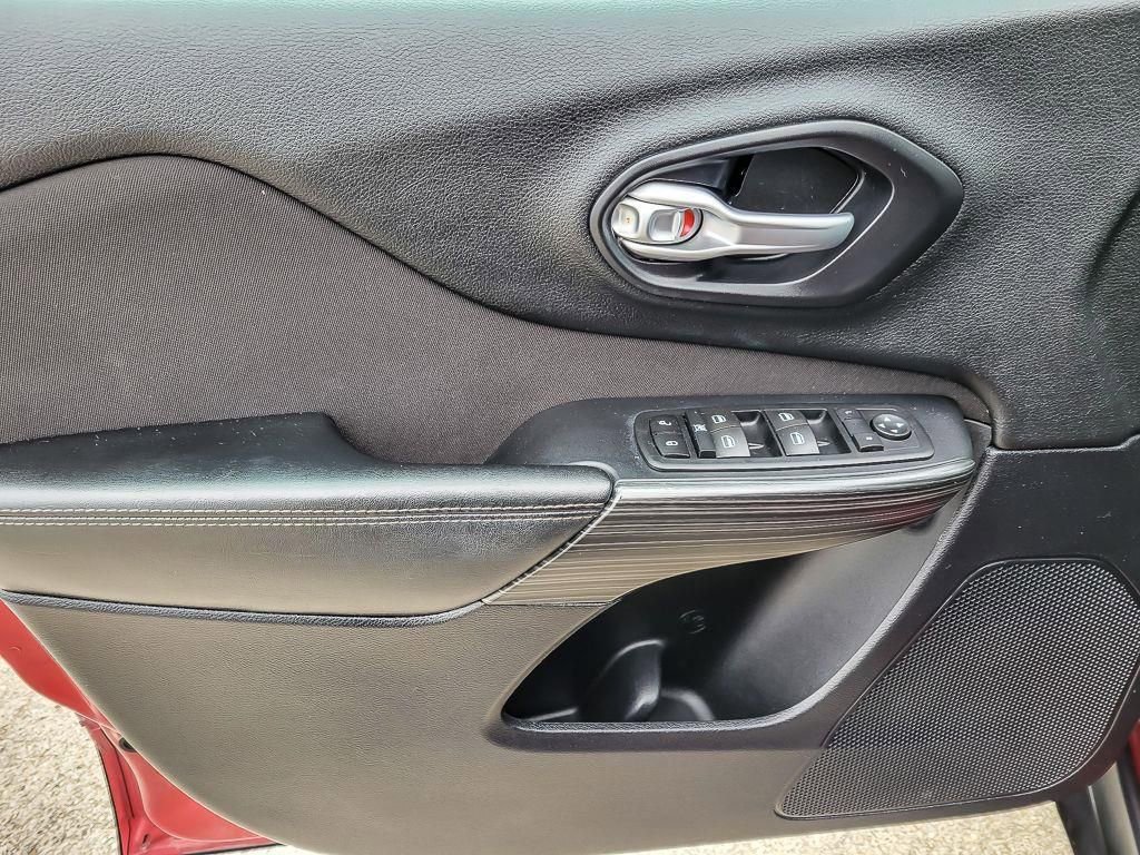 Used 2016 Jeep Cherokee Sport image 17