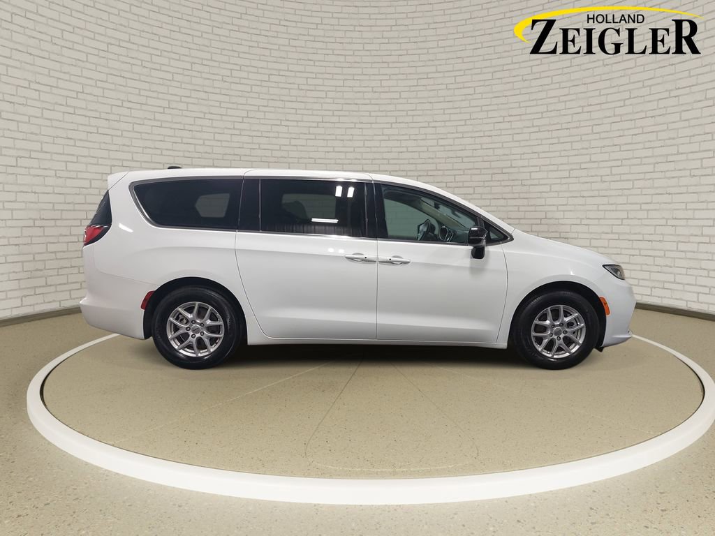 Used 2024 Chrysler Pacifica Touring-L FWD image 4
