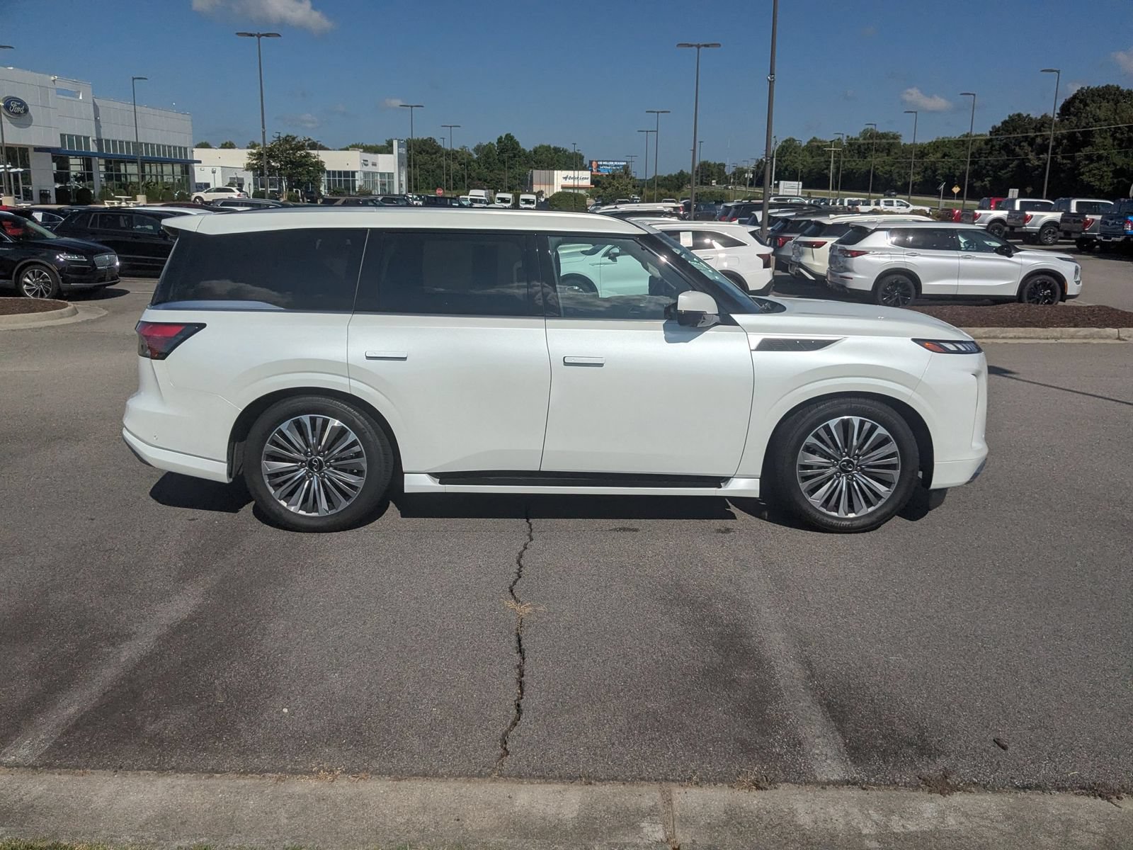 Used 2025 INFINITI QX80 Luxe AWD/4WD image 2