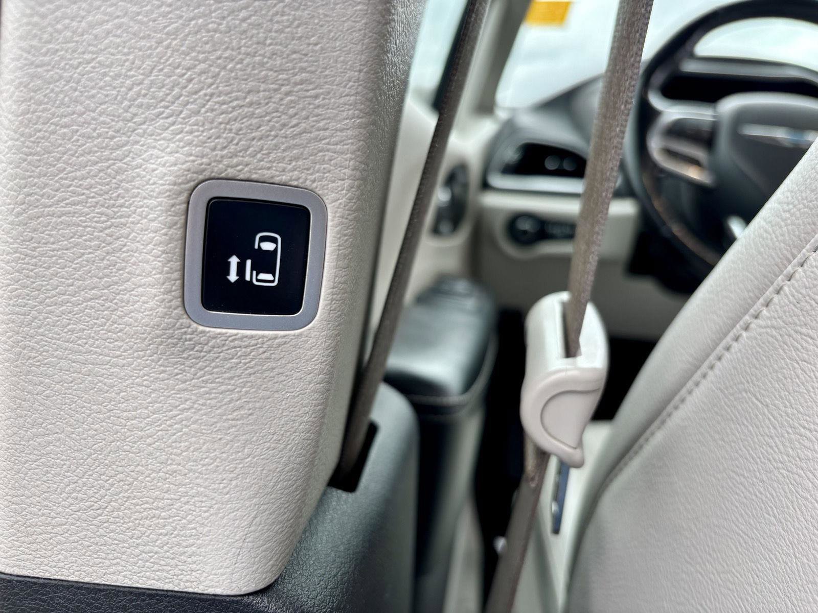 Used 2021 Chrysler Pacifica Touring-L image 27