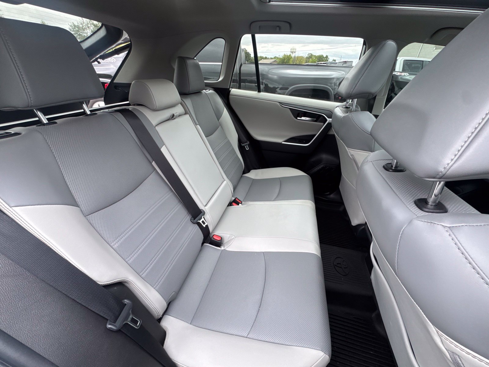 Used 2022 Toyota RAV4 Limited AWD/4WD image 30