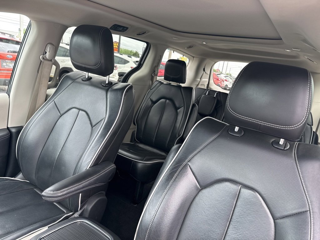 Used 2023 Chrysler Pacifica Limited image 7