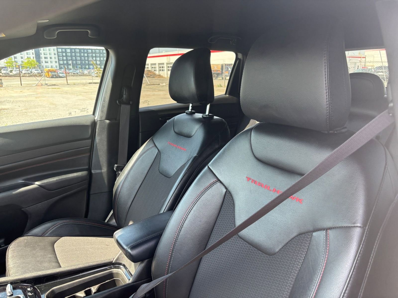 Used 2025 Jeep Compass Trailhawk AWD/4WD image 32
