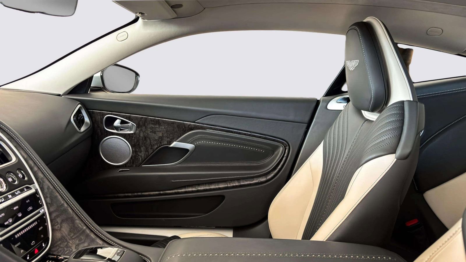 Used 2022 Aston Martin DB11 Coupe image 18