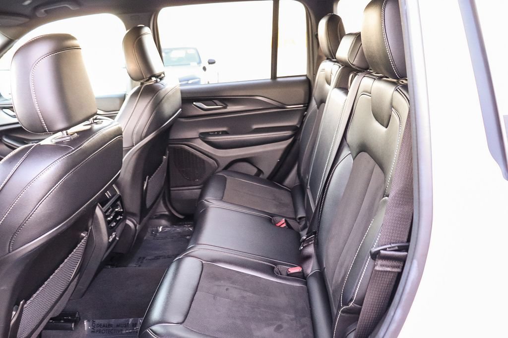 Used 2025 Jeep Grand Cherokee Altitude AWD/4WD image 21