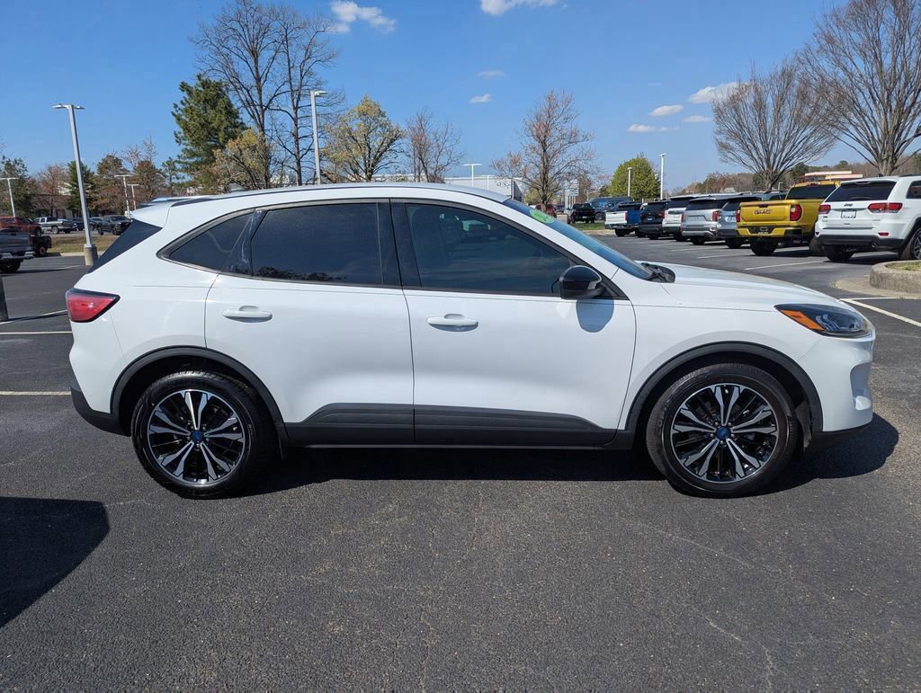 Used 2022 Ford Escape SE w/ SE Sport Appearance Package image 9