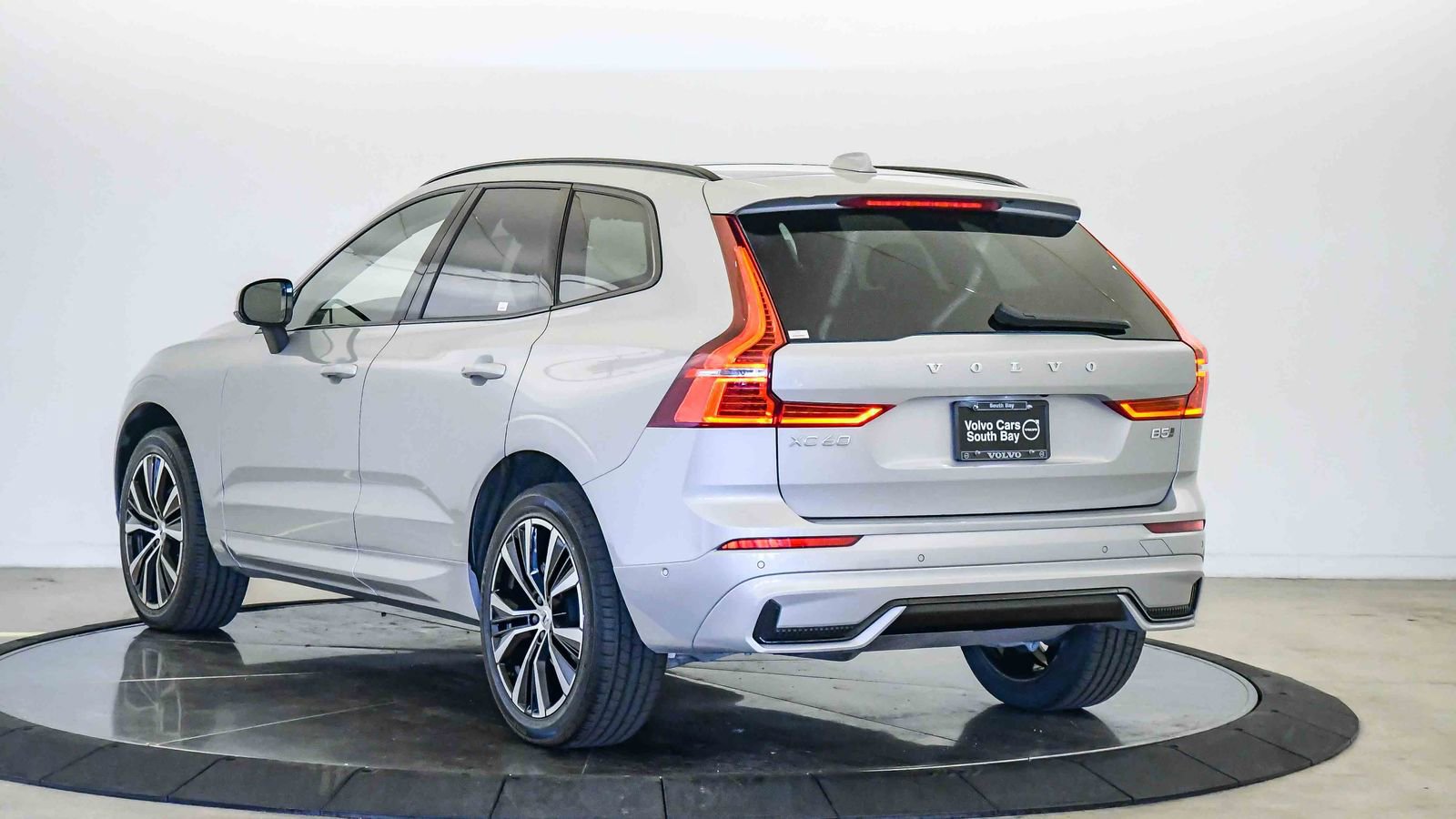 Certified 2025 Volvo XC60 B5 Plus image 2