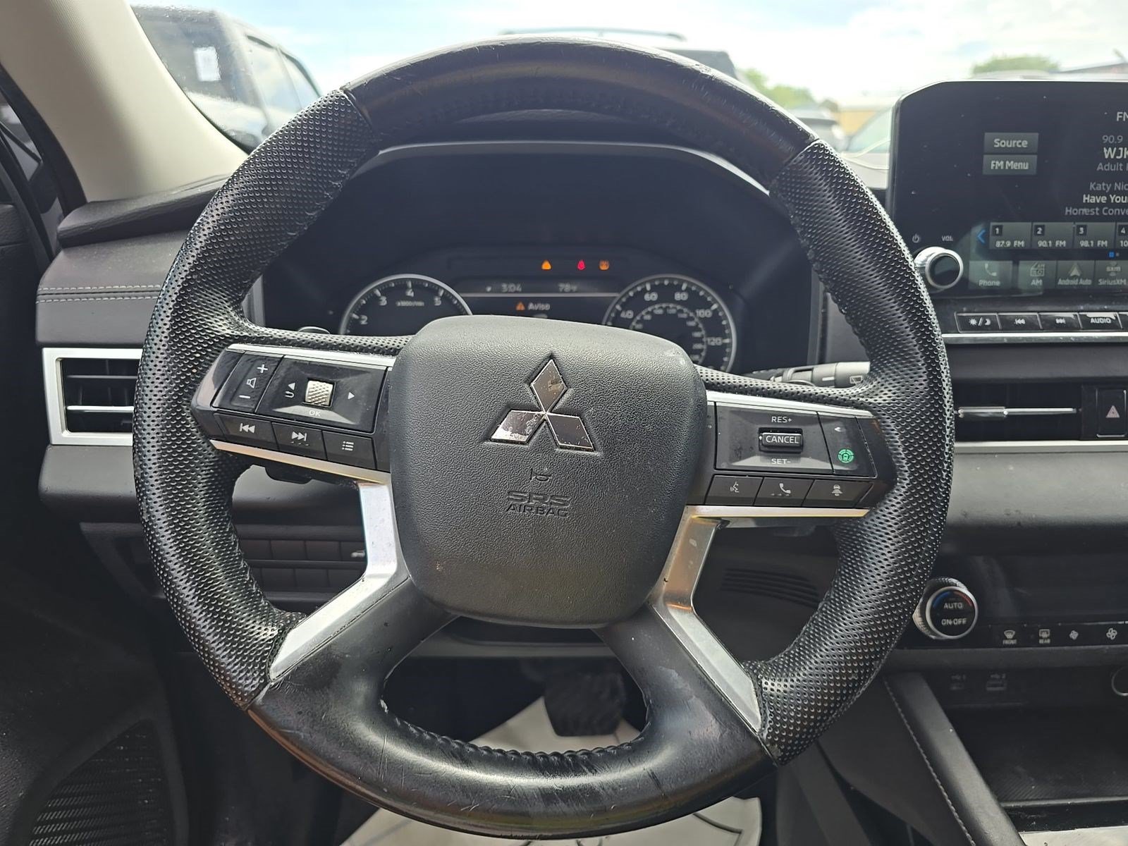 Used 2023 Mitsubishi Outlander SE FWD image 14