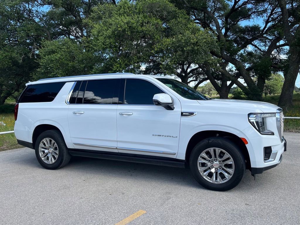Used 2023 GMC Yukon XL Denali AWD/4WD image 3