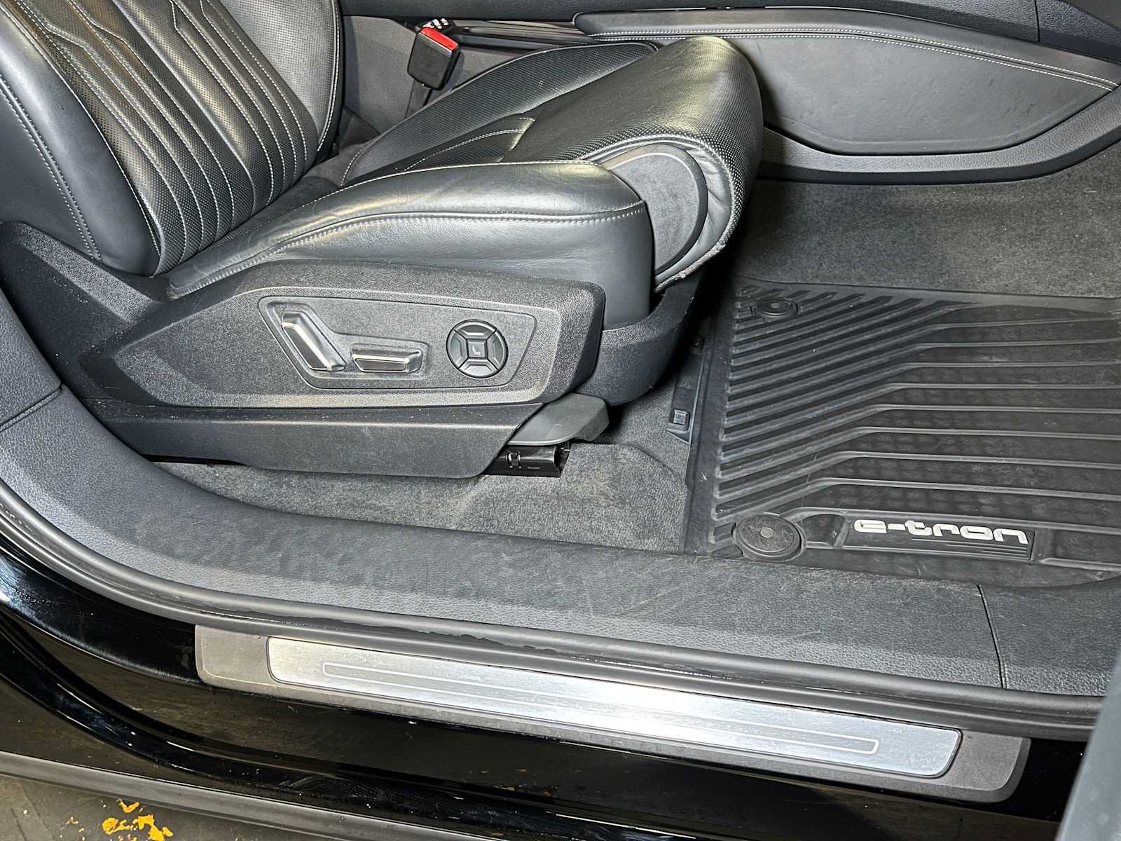 Used 2019 Audi e-tron Prestige w/ Prestige Package AWD/4WD image 13