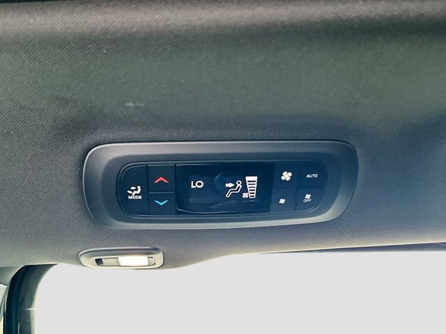 Used 2024 Chrysler Pacifica Premium image 26