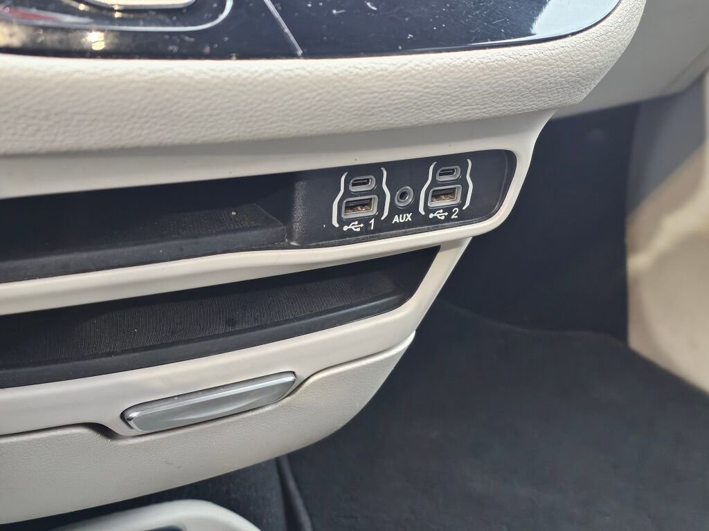 Used 2021 Chrysler Pacifica Touring-L image 35