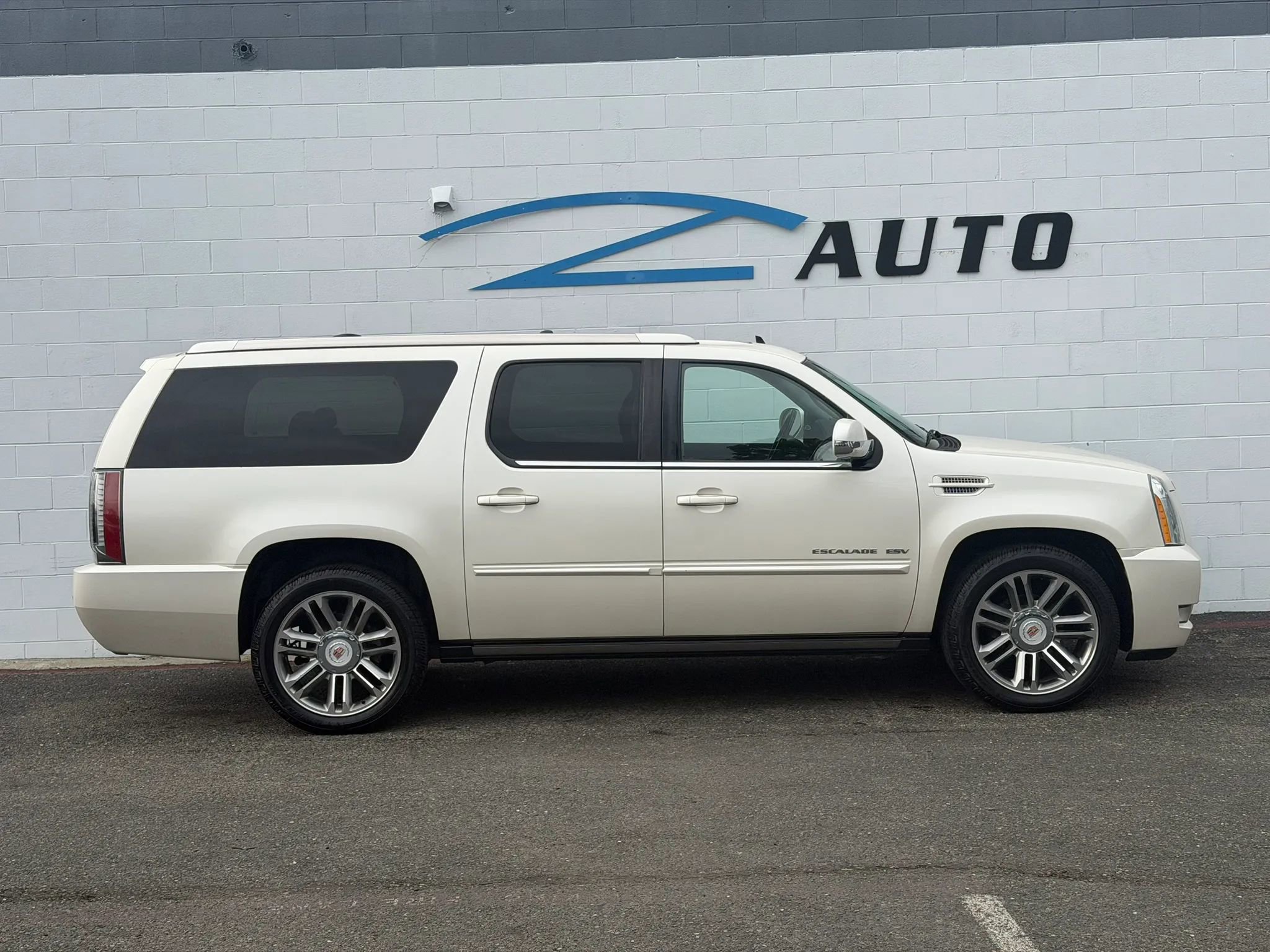 Used 2014 Cadillac Escalade ESV Premium AWD/4WD image 6