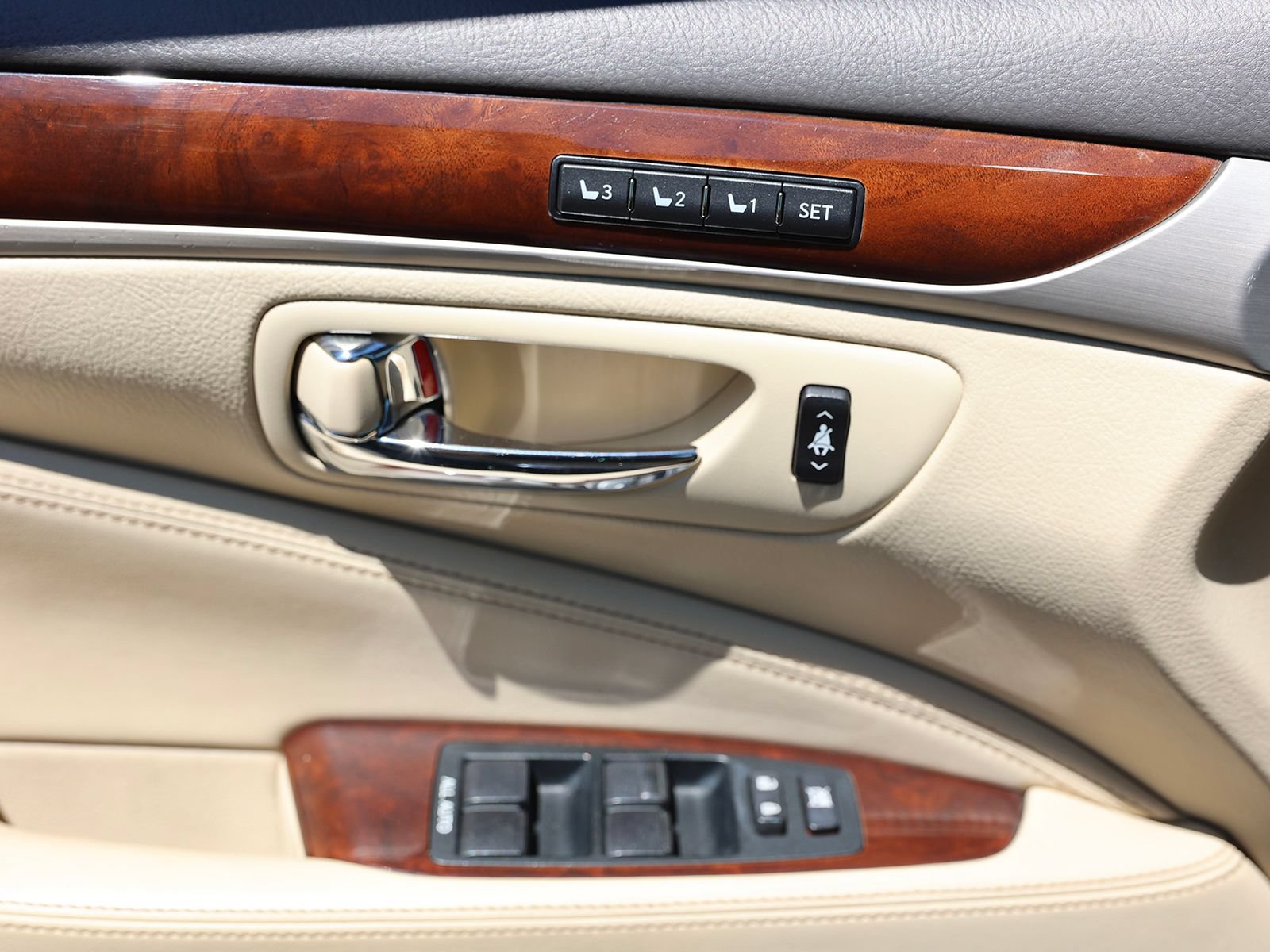 Used 2013 Lexus LS 460 AWD w/ Comfort Pkg image 38