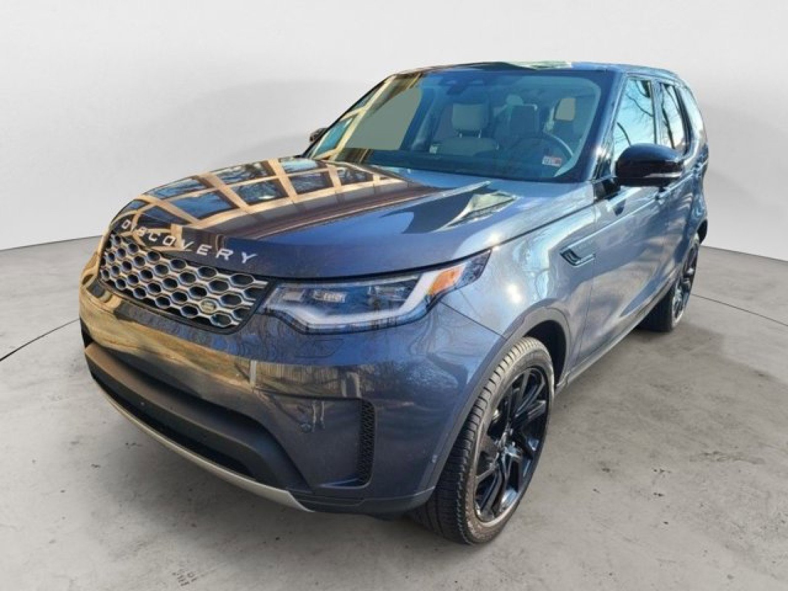 Certified 2024 Land Rover Discovery S image 1