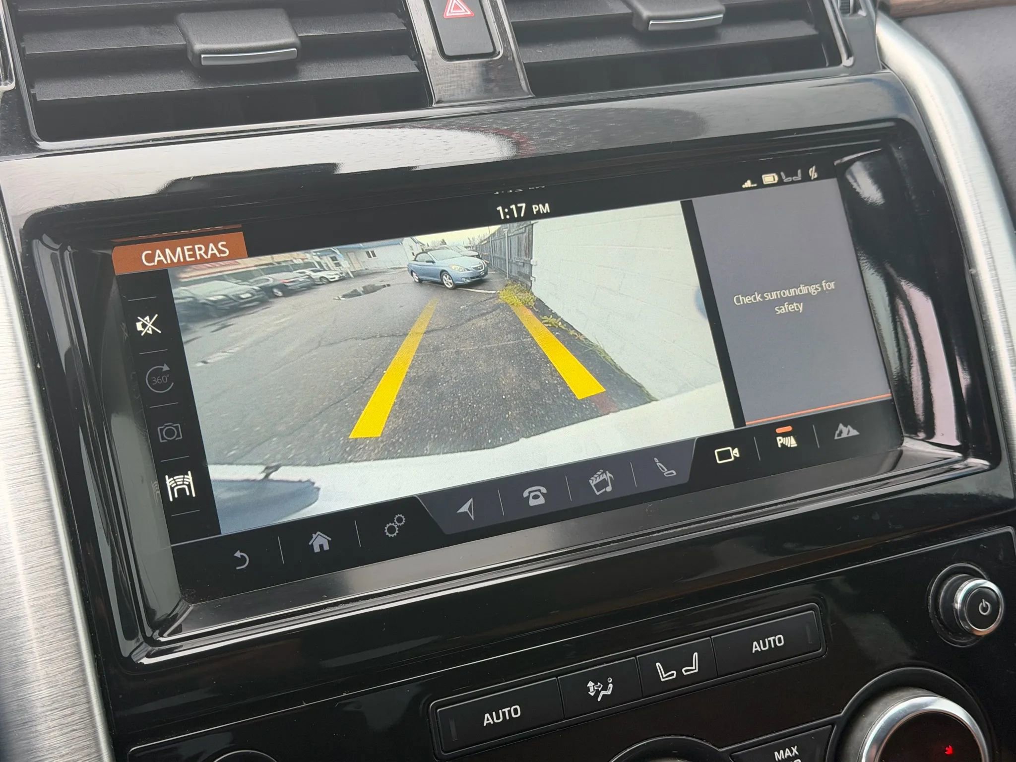 Used 2018 Land Rover Discovery HSE image 14