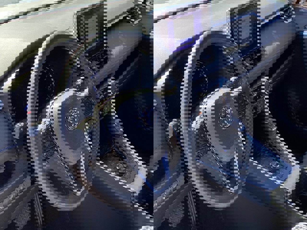 Used 2024 Toyota RAV4 SE w/ Convenience Package image 7