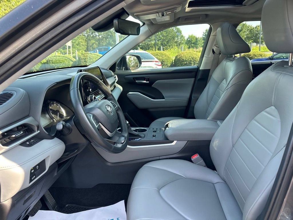 Used 2023 Toyota Highlander XLE FWD image 21