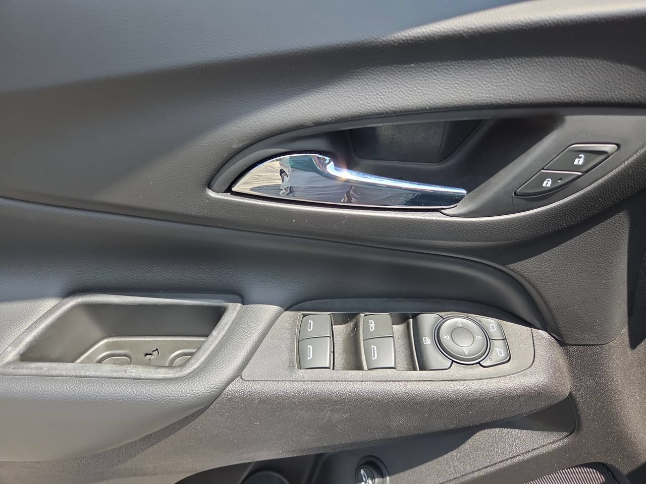 Used 2018 Chevrolet Equinox LT FWD image 17
